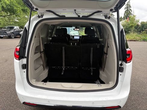 Used 2024 Chrysler Pacifica Touring-L FWD image 27