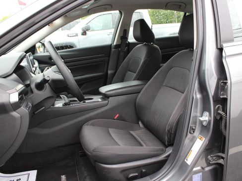 Used 2025 Nissan Altima 2.5 SV FWD image 14