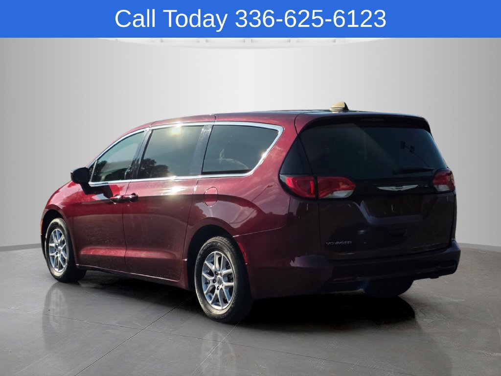 Used 2023 Chrysler Voyager LX FWD image 7