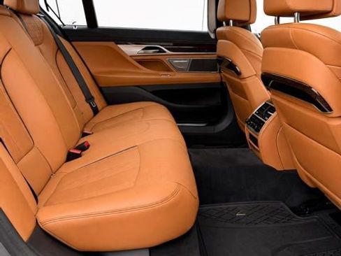 Used 2021 BMW 750i xDrive w/ Executive Package image 15