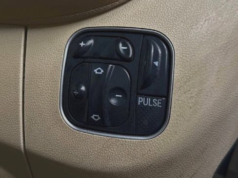 Used 2011 Mercedes-Benz SL 550 image 16