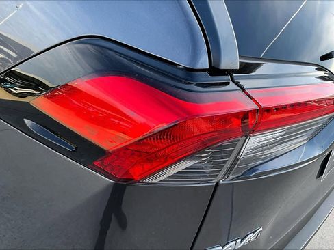 Used 2021 Toyota RAV4 LE image 25