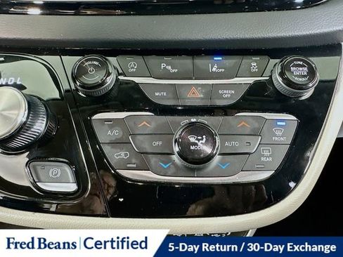 Used 2024 Chrysler Pacifica Touring-L image 23