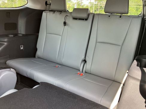 Used 2023 Toyota Highlander Limited FWD image 25