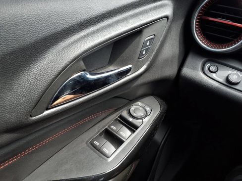 Used 2025 Chevrolet Trax RS FWD image 22