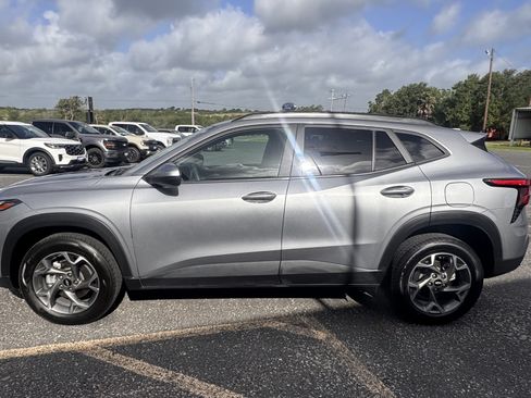 Used 2025 Chevrolet Trax LT FWD image 3
