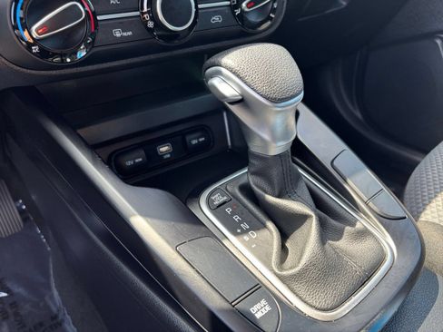 Used 2025 Kia Soul LX w/ LX Technology Package FWD image 41
