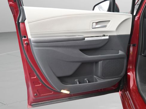 Certified 2023 Toyota Sienna XLE FWD image 32