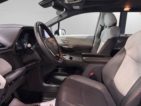 Used 2021 Toyota Sienna XLE image 25