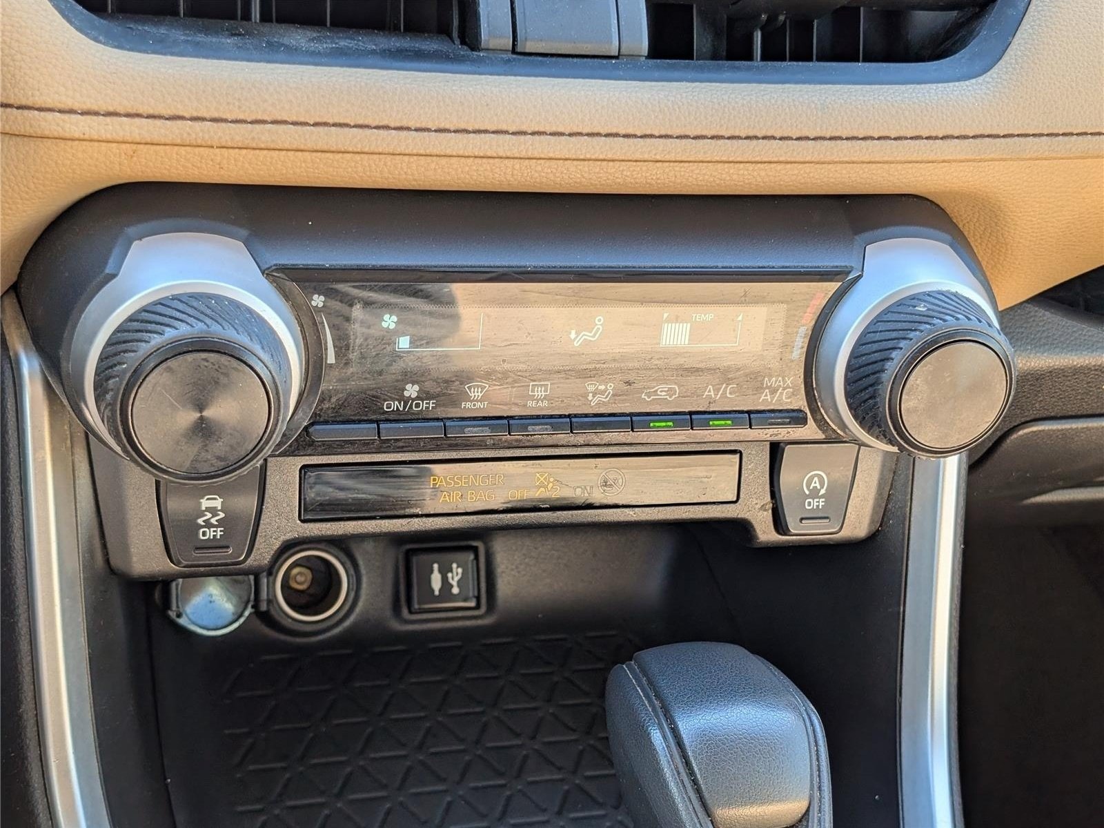 Used 2019 Toyota RAV4 LE w/ Carpet Mat Package AWD/4WD image 24