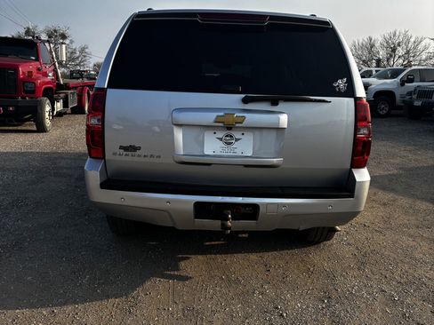 Used 2014 Chevrolet Suburban LT image 19
