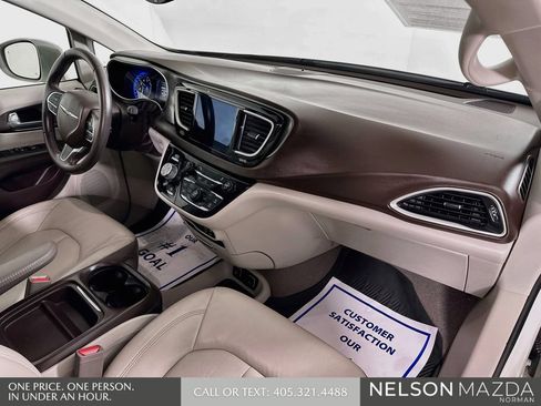 Used 2017 Chrysler Pacifica Touring-L FWD image 31