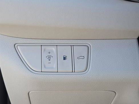 Used 2025 Genesis G70 2.5T image 29