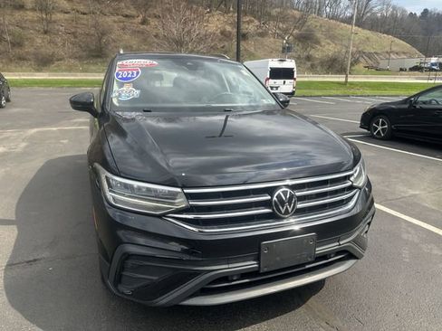 Used 2023 Volkswagen Tiguan SE w/ Panoramic Sunroof Package image 11