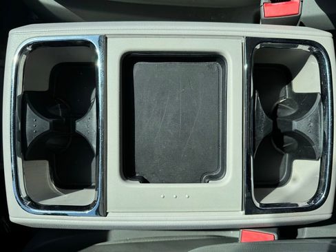 Used 2010 Volkswagen Routan SEL FWD image 21