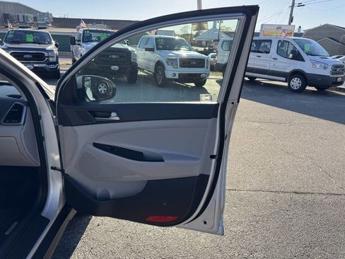 Used 2018 Hyundai Tucson SE AWD/4WD image 35