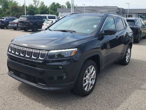 Used 2022 Jeep Compass Latitude w/ Sun and Sound Group AWD/4WD image 3