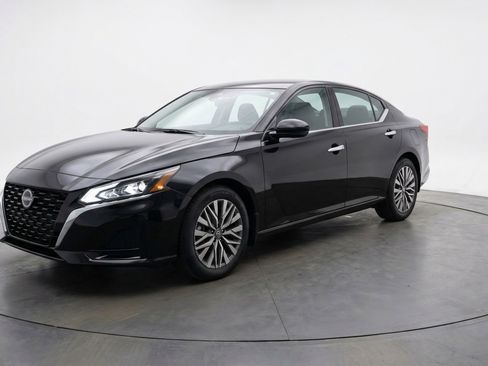 Used 2025 Nissan Altima 2.5 SV FWD image 3