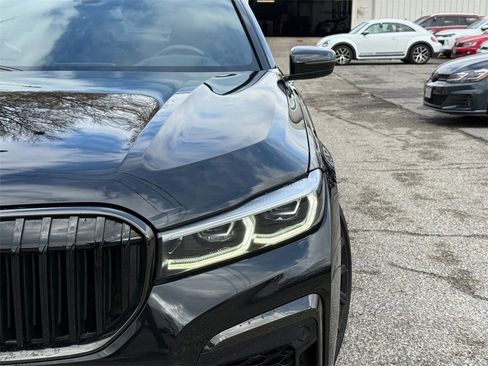 Used 2022 BMW 740i w/ M Sport Package image 3