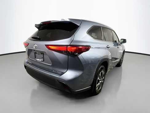 Used 2023 Toyota Highlander XLE AWD/4WD image 4