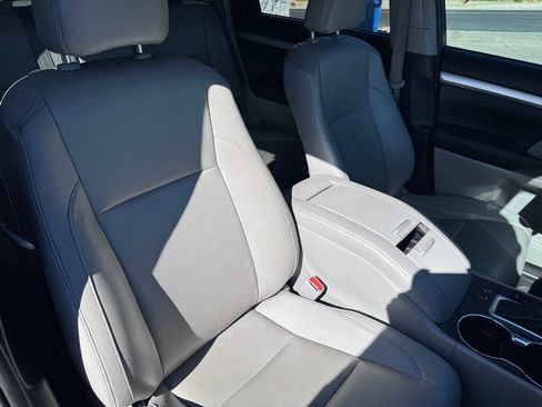 Used 2019 Toyota Highlander XLE FWD image 25