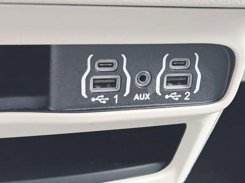 Used 2024 Chrysler Pacifica Touring-L image 32