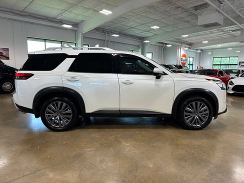 Used 2024 Nissan Pathfinder SL w/ SL Premium Package FWD image 9