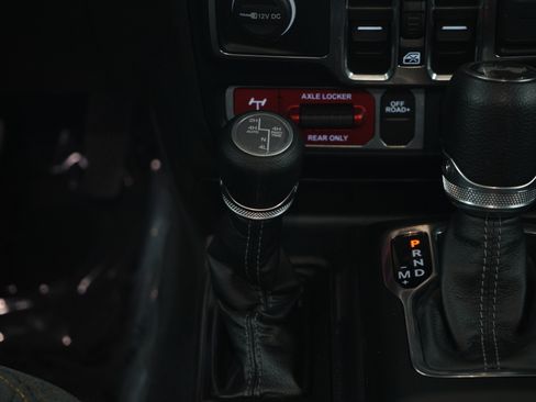 Used 2024 Jeep Wrangler Unlimited AWD/4WD image 19