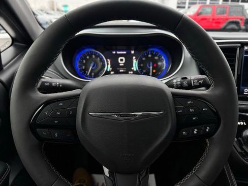 Used 2025 Chrysler Pacifica Limited image 32