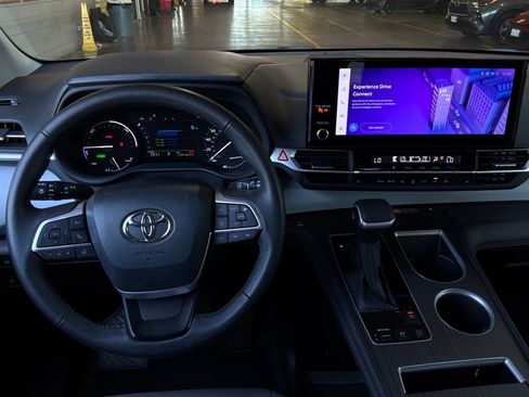 Used 2026 Toyota Sienna XLE FWD image 16