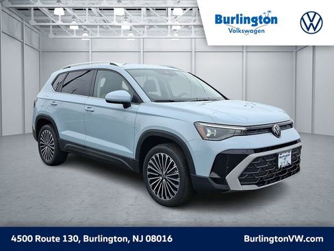 Used 2025 Volkswagen Taos SE image 1