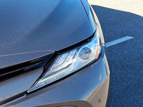 Used 2018 Toyota Camry XLE image 9