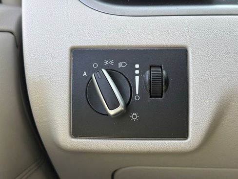 Used 2010 Volkswagen Routan SEL FWD image 32