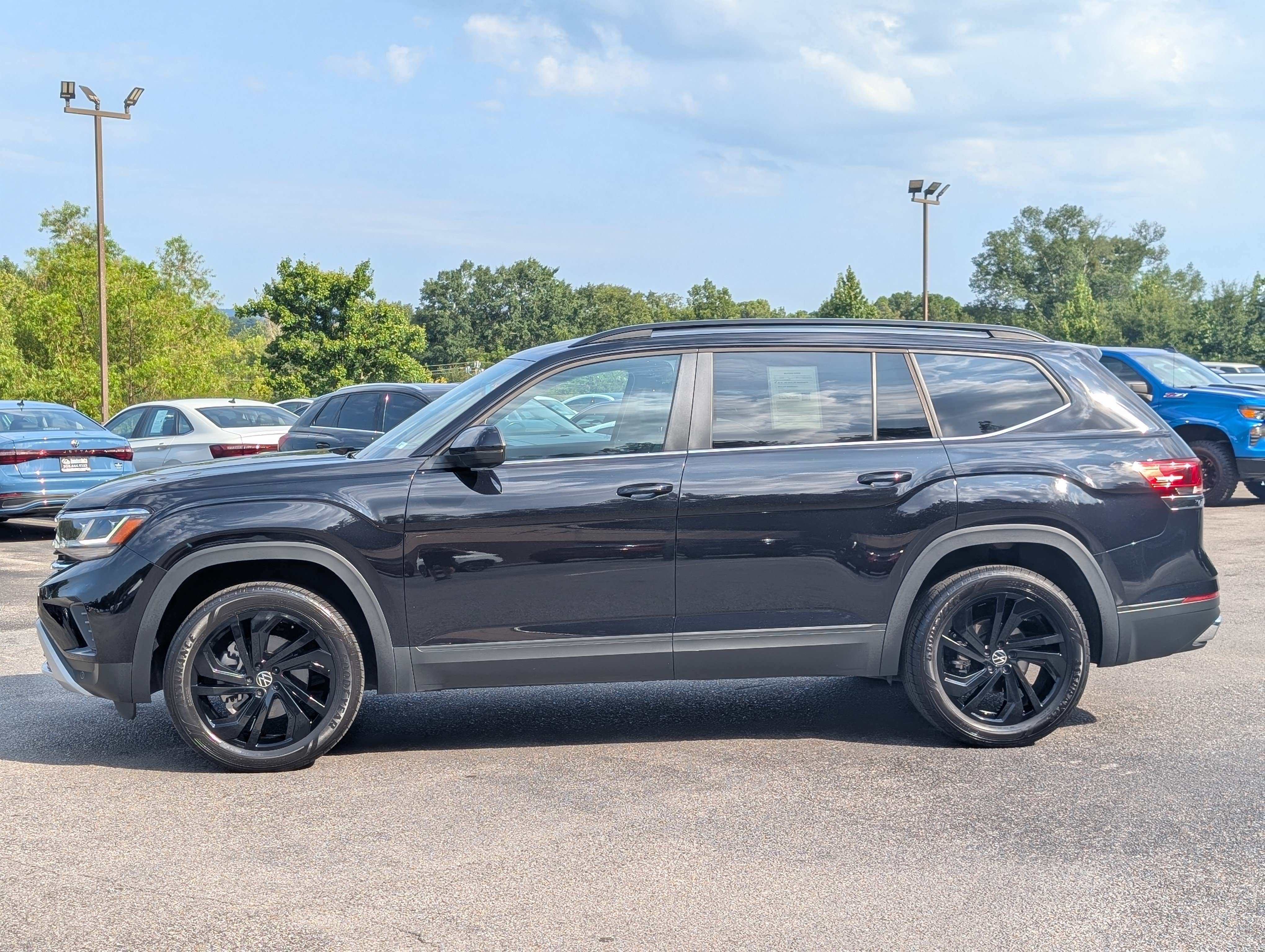 Used 2023 Volkswagen Atlas SE w/ Black Wheel Package FWD image 6