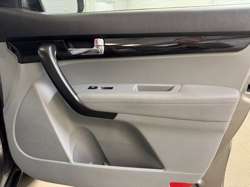 Used 2011 Kia Sorento LX image 25