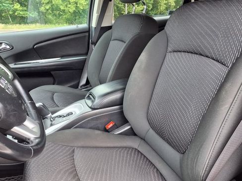 Used 2019 Dodge Journey SE FWD image 3