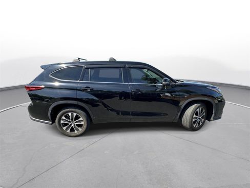 Used 2022 Toyota Highlander XLE FWD image 5