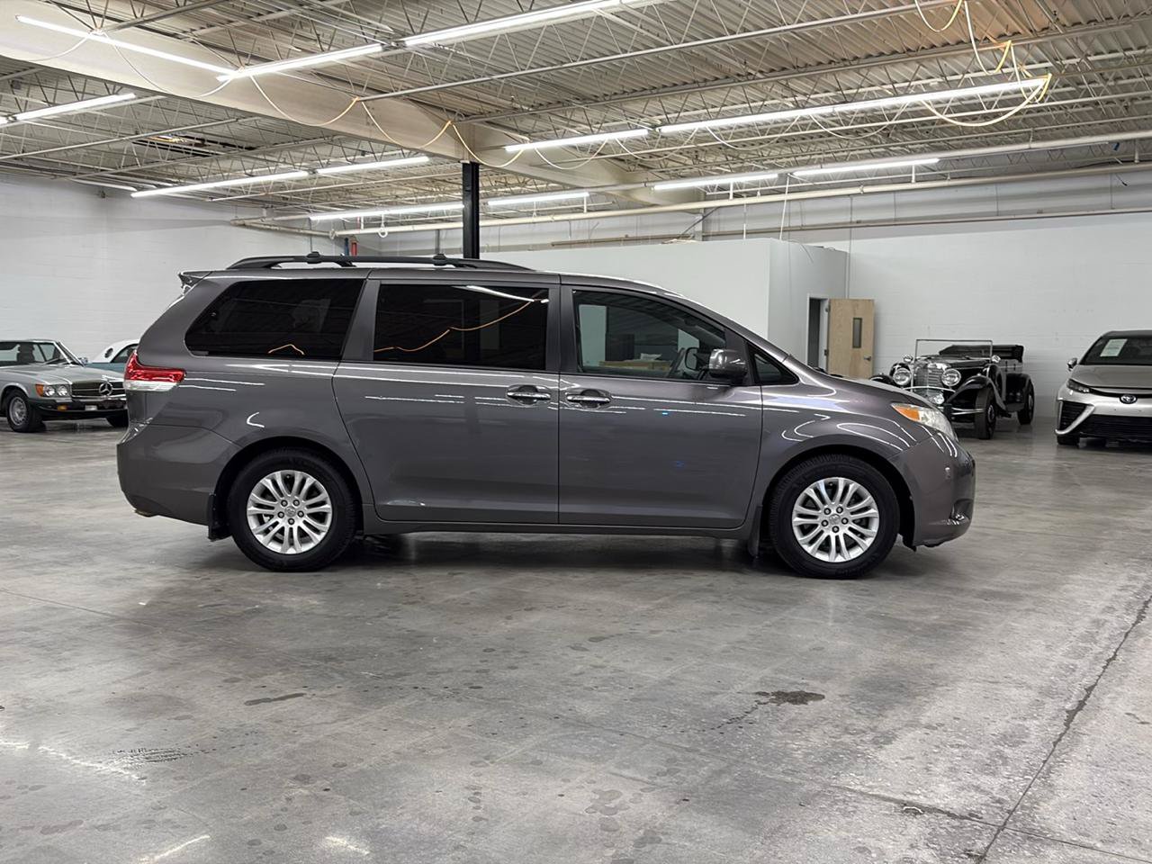 Used 2011 Toyota Sienna XLE w/ Premium Pkg FWD image 6