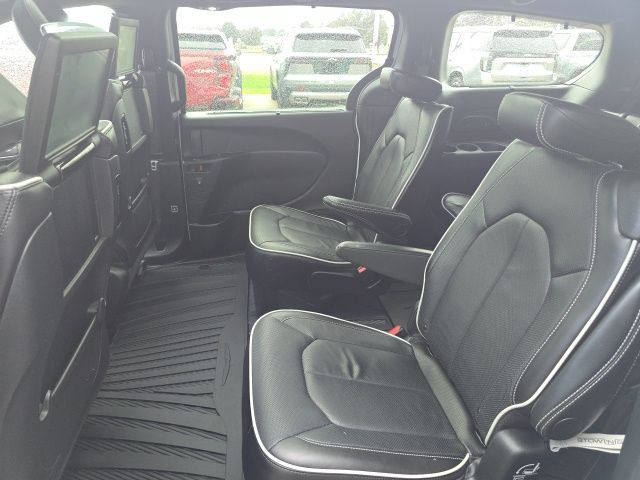 Used 2024 Chrysler Pacifica Limited w/ Uconnect Theater Family Group AWD/4WD image 15