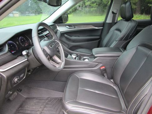 Used 2024 Jeep Grand Cherokee Limited AWD/4WD image 23