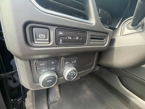Used 2024 GMC Yukon SLT AWD/4WD image 32