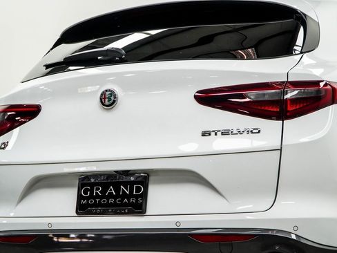 Used 2022 Alfa Romeo Stelvio Ti image 11