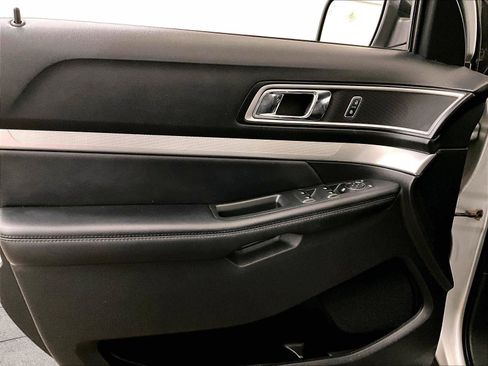 Used 2017 Ford Explorer XLT w/ Equipment Group 202A AWD/4WD image 23