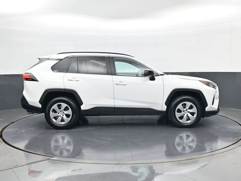 Used 2020 Toyota RAV4 LE FWD image 4