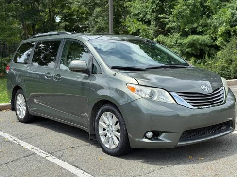 Used 2014 Toyota Sienna XLE AWD/4WD image 3