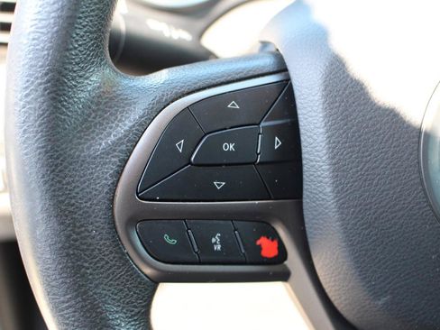 Used 2020 Jeep Cherokee Latitude FWD image 18