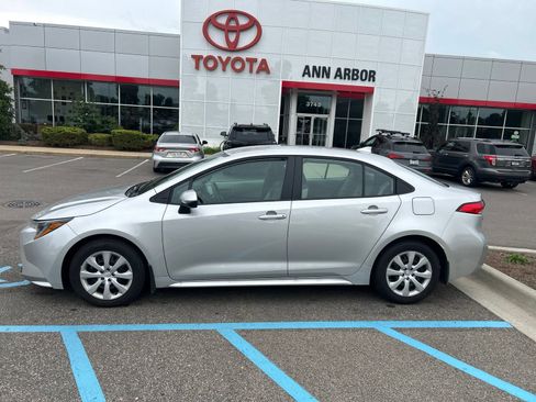 Used 2025 Toyota Corolla LE FWD image 4