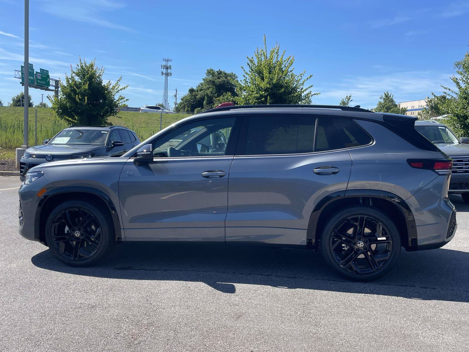 New 2026 Volkswagen Tiguan SE R-Line FWD image 4
