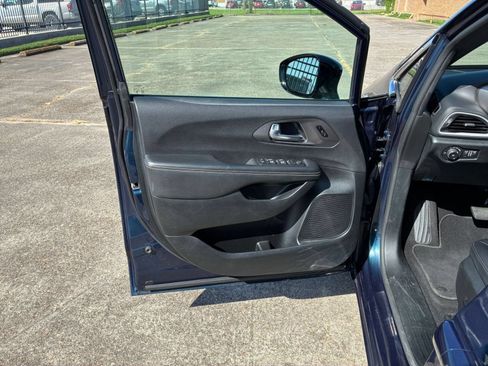 Used 2025 Chrysler Pacifica Select FWD image 15
