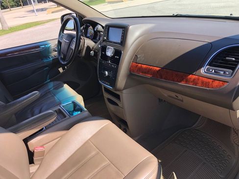 Used 2014 Chrysler Town & Country Touring image 9
